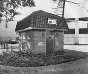 837586 Gezicht op het transformatorhuisje aan de Soestdijkseweg Noord (achter huisnr. 303) te Bilthoven (gemeente De Bilt).